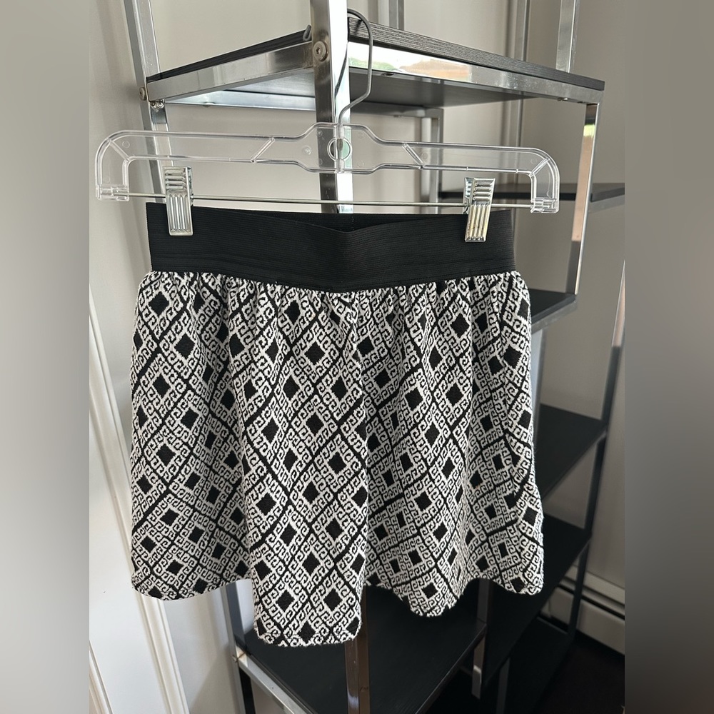 Patterned mini black skirt